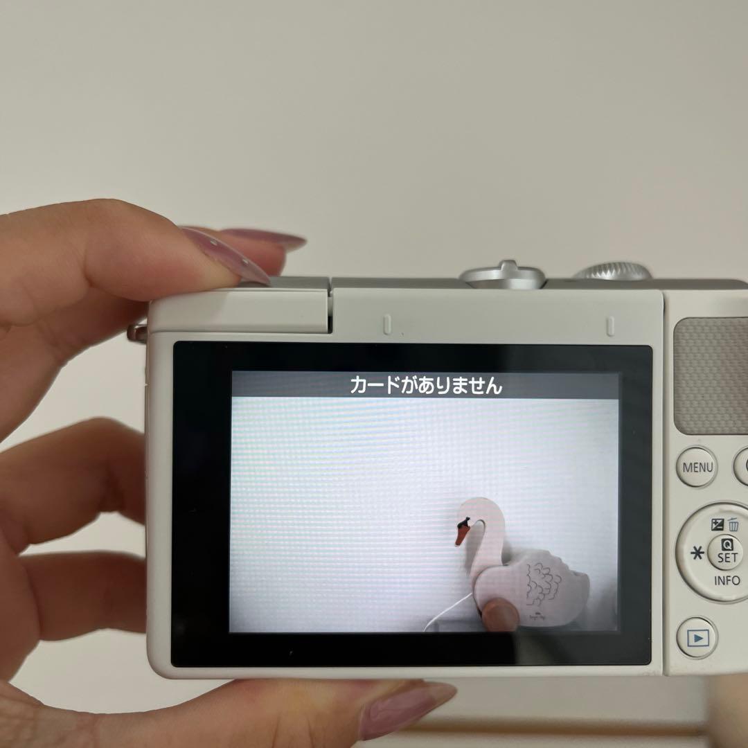 Canon EOS M100 ホワイト レンズ付き　ミラーレス一眼　美品