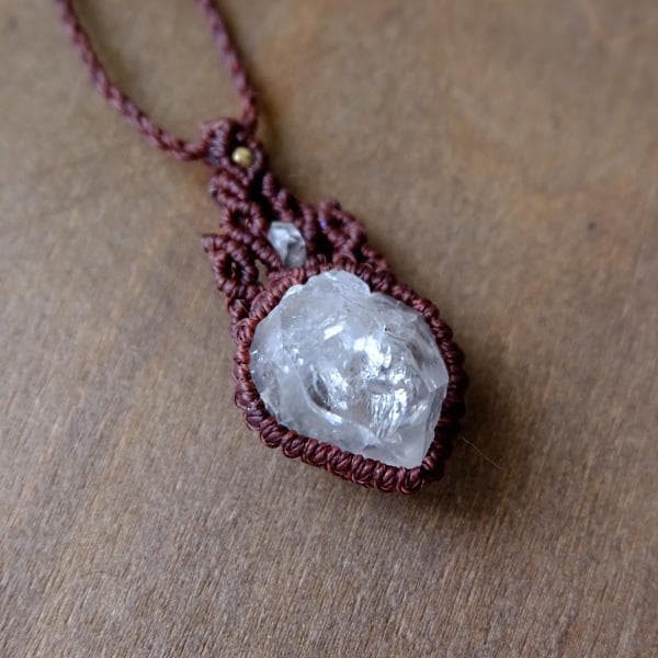 両剣水晶原石 マクラメ編みペンダント （男女兼用可天然石アクセサリー） 3118