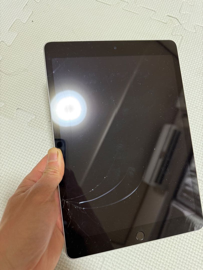 iPad シルバー 本体 画面ひび割れあり　代9世代64GB