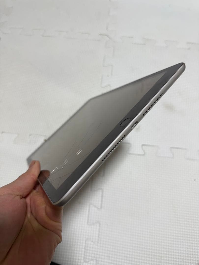 iPad シルバー 本体 画面ひび割れあり　代9世代64GB