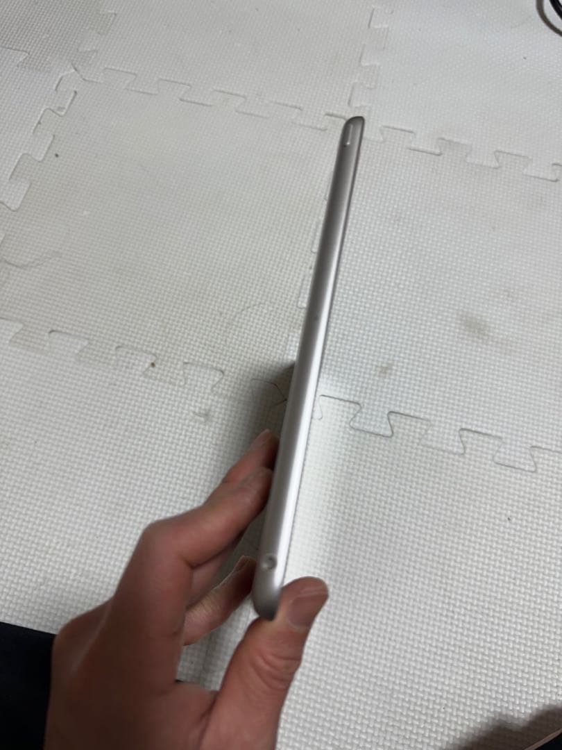 iPad シルバー 本体 画面ひび割れあり　代9世代64GB