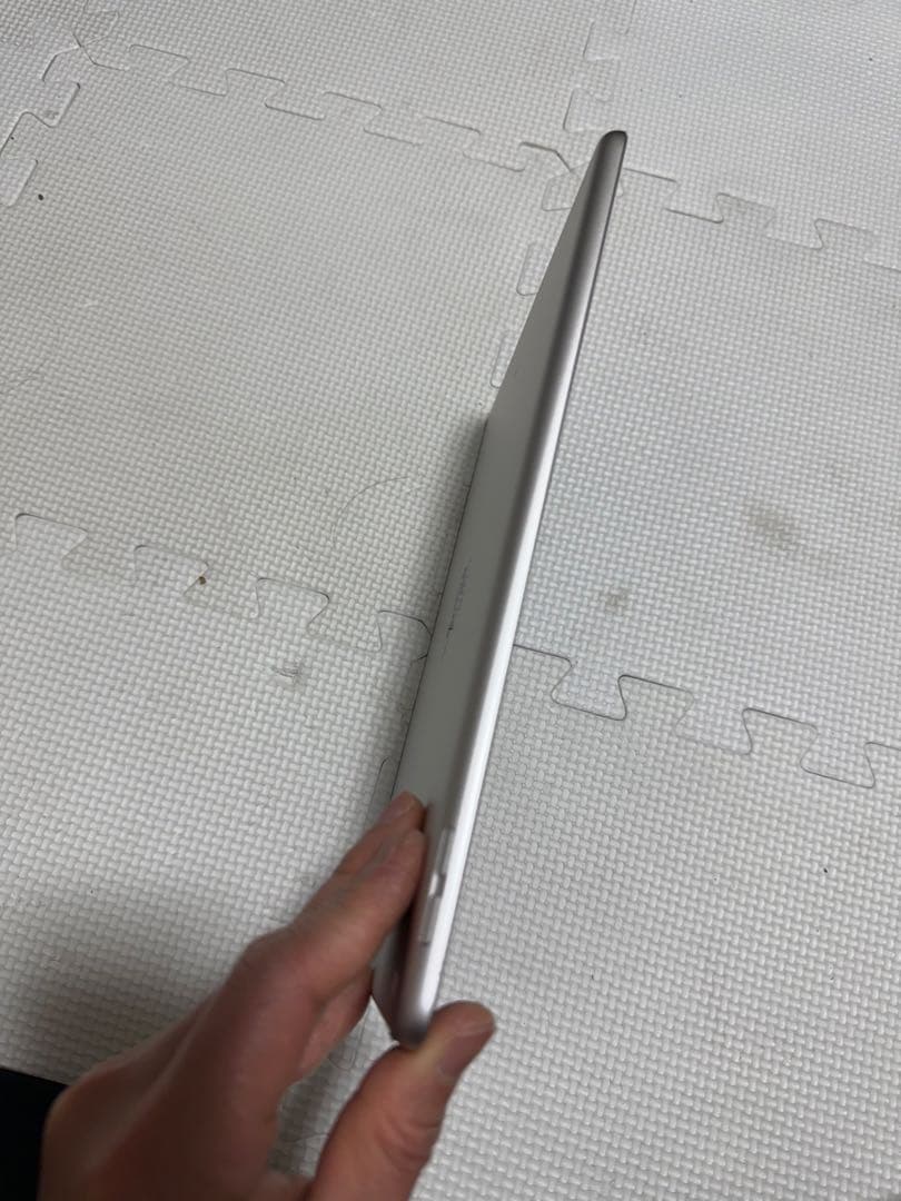iPad シルバー 本体 画面ひび割れあり　代9世代64GB