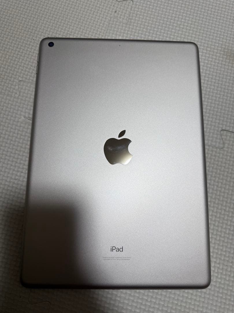 iPad シルバー 本体 画面ひび割れあり　代9世代64GB