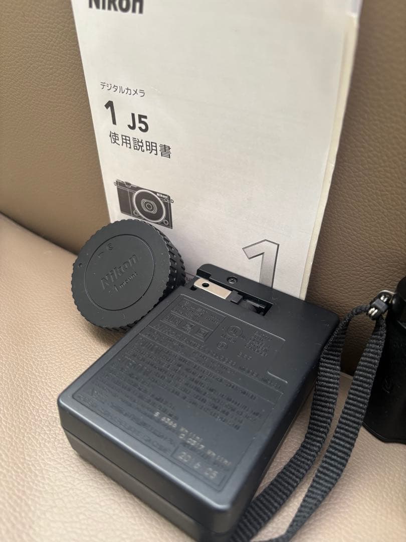 Nikon 1 J5 ミラーレス カメラ 本体と付属品 未使用品 デジカメ 一眼
