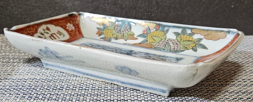 江戸時代後期　古伊万里　錦手　金彩色絵　木の実に羊歯唐草文　田に藁の図　長皿