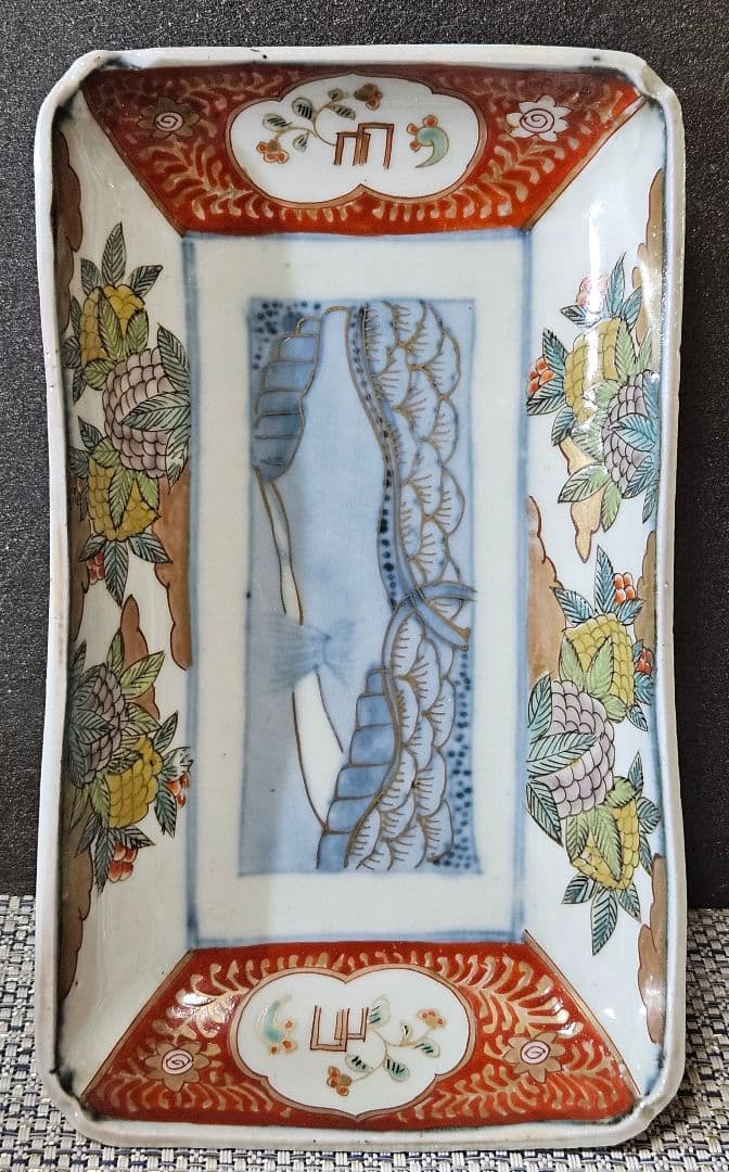 江戸時代後期　古伊万里　錦手　金彩色絵　木の実に羊歯唐草文　田に藁の図　長皿