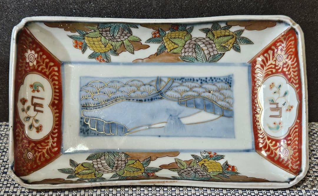 江戸時代後期　古伊万里　錦手　金彩色絵　木の実に羊歯唐草文　田に藁の図　長皿