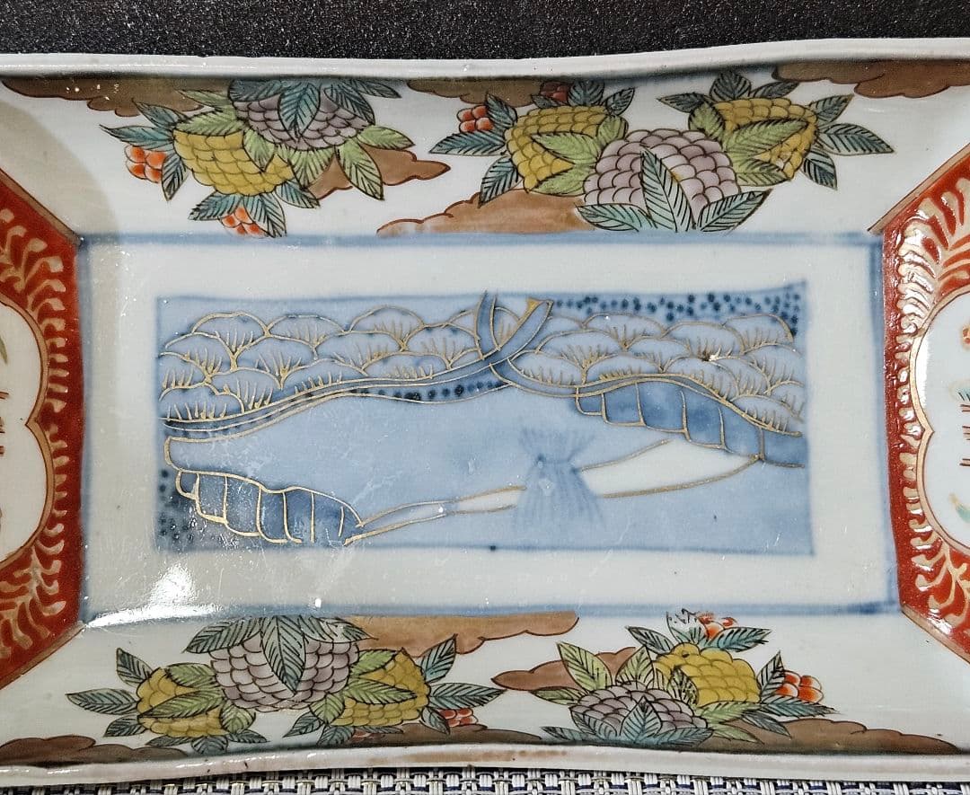 江戸時代後期　古伊万里　錦手　金彩色絵　木の実に羊歯唐草文　田に藁の図　長皿