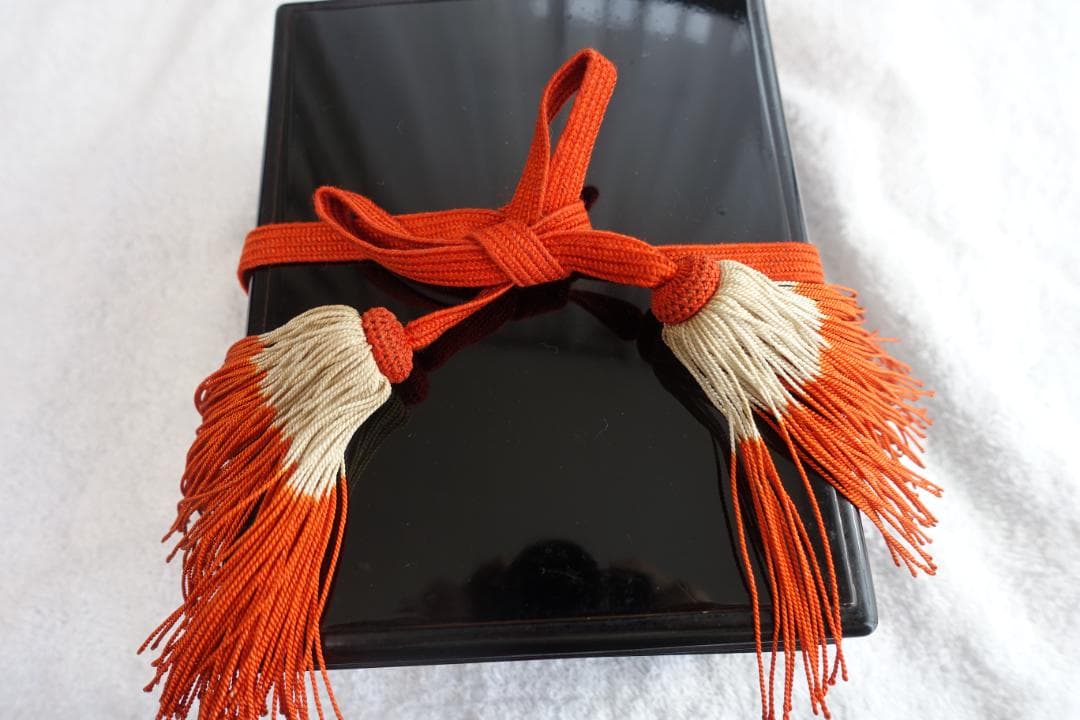 高級琴柱　　豪華箱入り　黒い木製箱 赤白房飾り付き　骨董