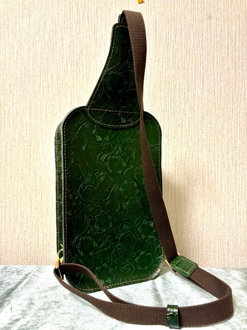 グリーン系花柄エンボス加工本革の斜めがけバック