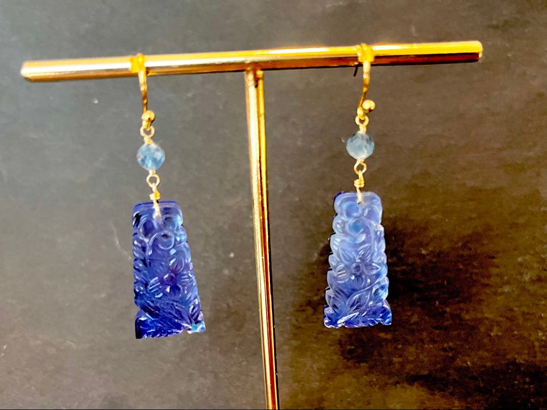 ラピスラズリ×マザオパ×水晶のトリプレットカービングピアス