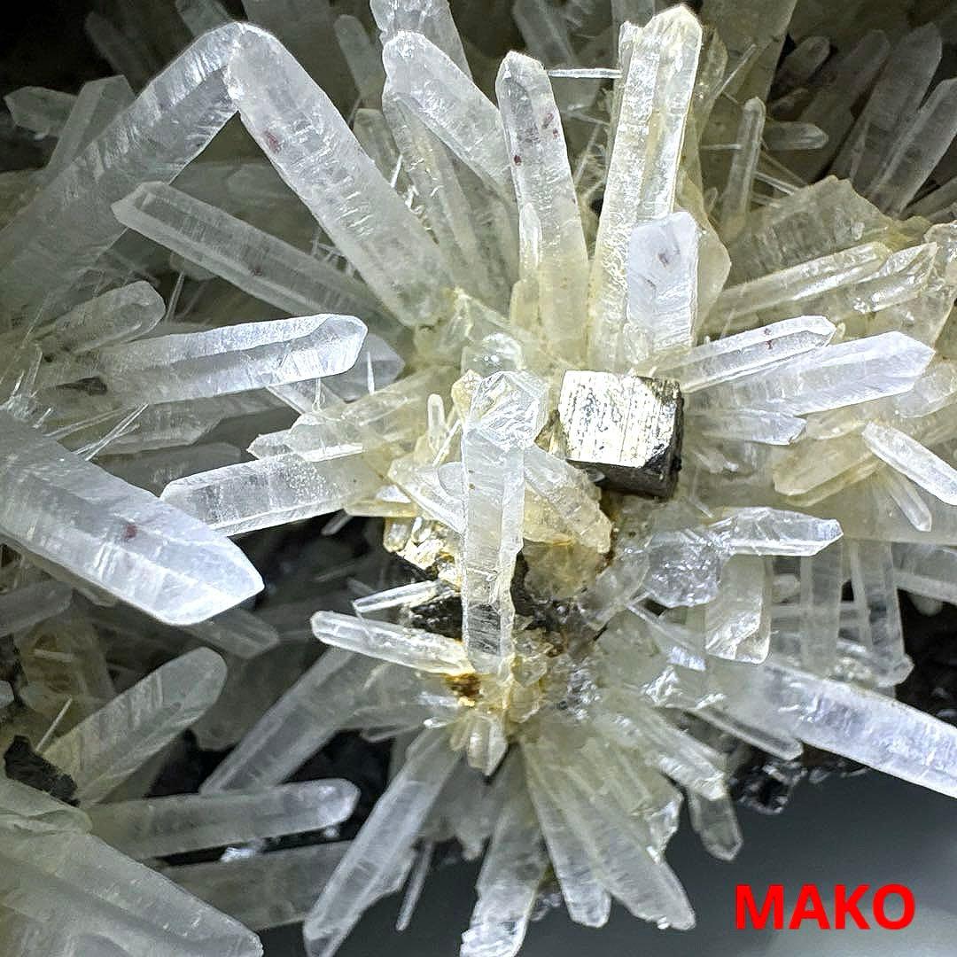 M1782☆パイライト共生水晶クラスター1.1Kg☆尾太鉱山産☆N50803