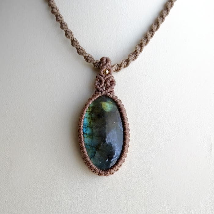 ラブラドライト（マダガスカル産）マクラメ編みペンダントネックレス 3833