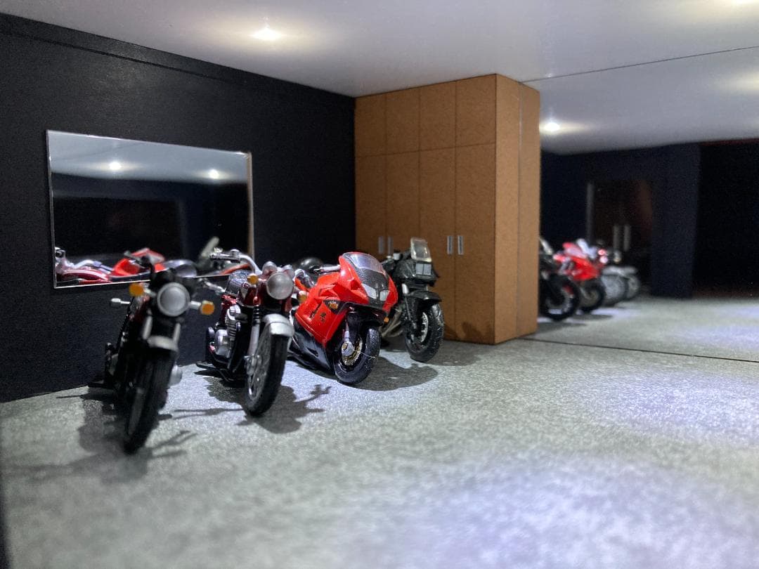 ミニカー用ジオラマ：1/43 リビングタイプガレージ（窓＆クローゼット）