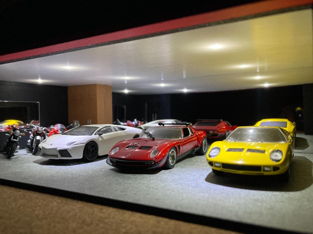 ミニカー用ジオラマ：1/43 リビングタイプガレージ（窓＆クローゼット）