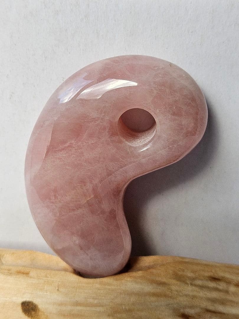 特大 ローズ クォーツ勾玉　　　　　Rossa Quartz