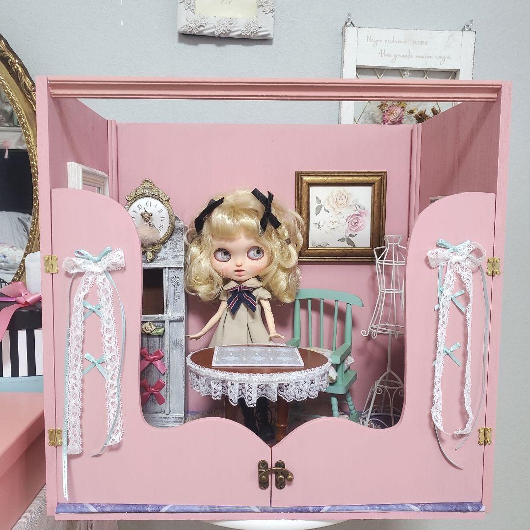 ピンク+°りぼん+°扉つきメルヘン*°ドールハウス*ブライスなどに