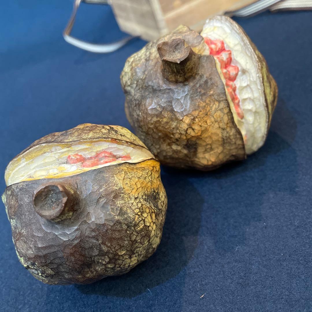 昭和14年吉日【岩田 祥光】(作)「筥崎宮 神木 木彫彩色 吉祥果」(柘榴)共箱