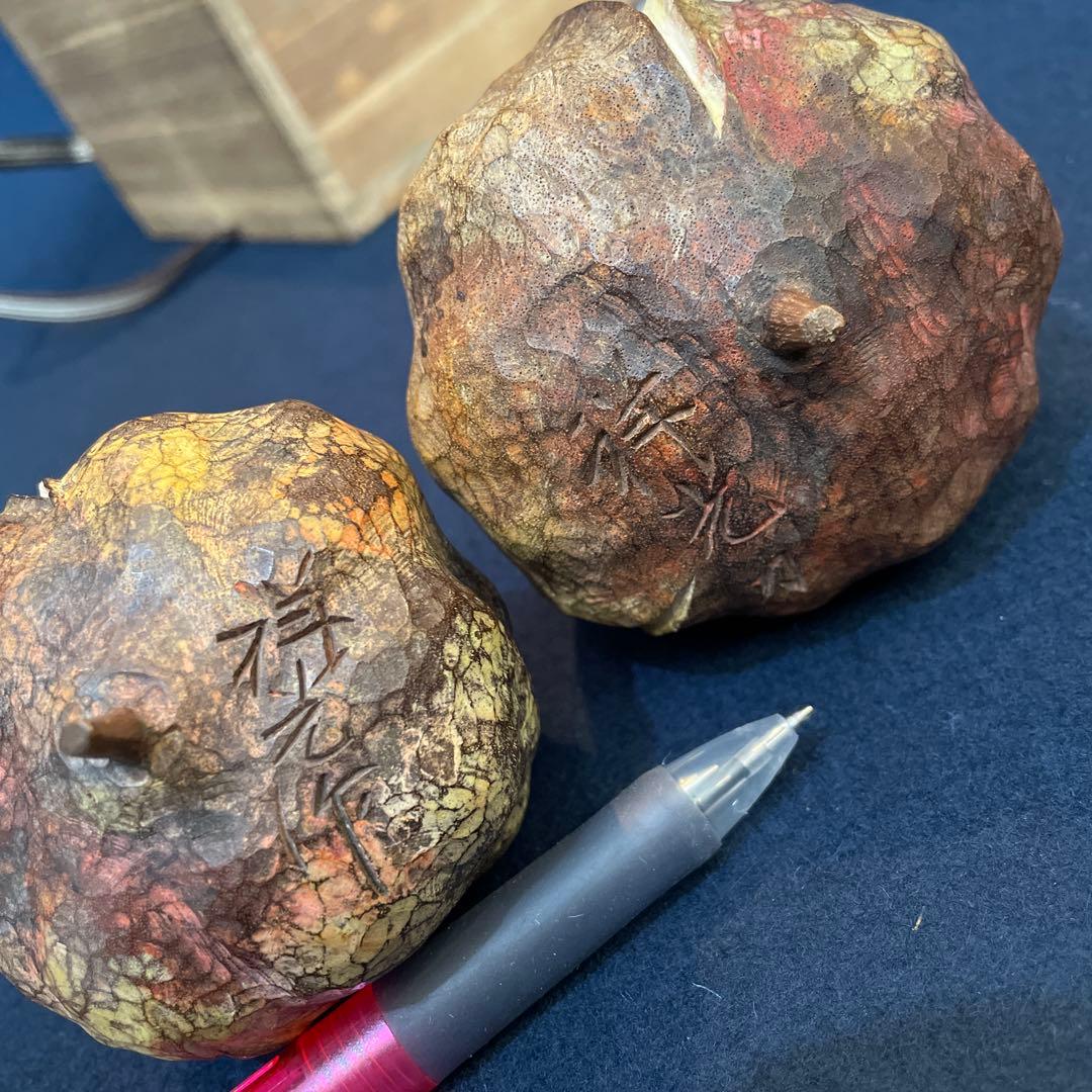 昭和14年吉日【岩田 祥光】(作)「筥崎宮 神木 木彫彩色 吉祥果」(柘榴)共箱