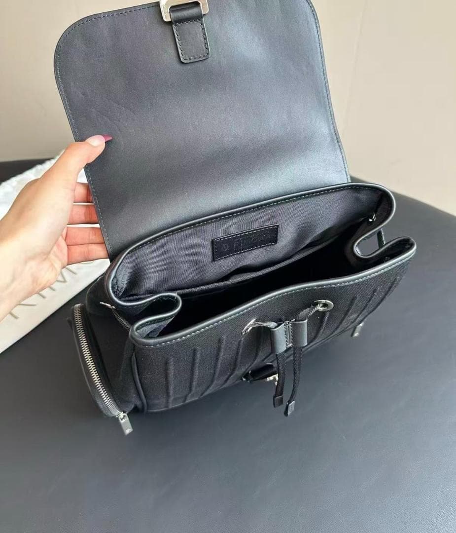 RIMOWA ブラックバックパック ストライプデザイン