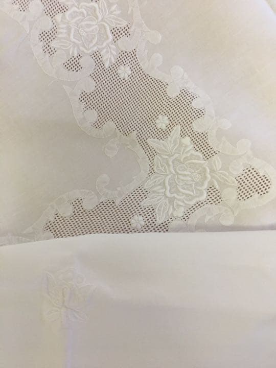 新品　刺繍テーブルクロス　ナプキン4枚