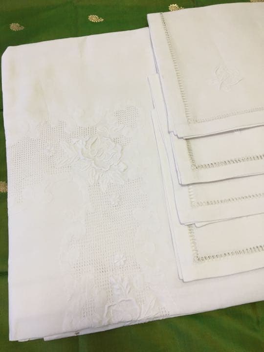 新品　刺繍テーブルクロス　ナプキン4枚