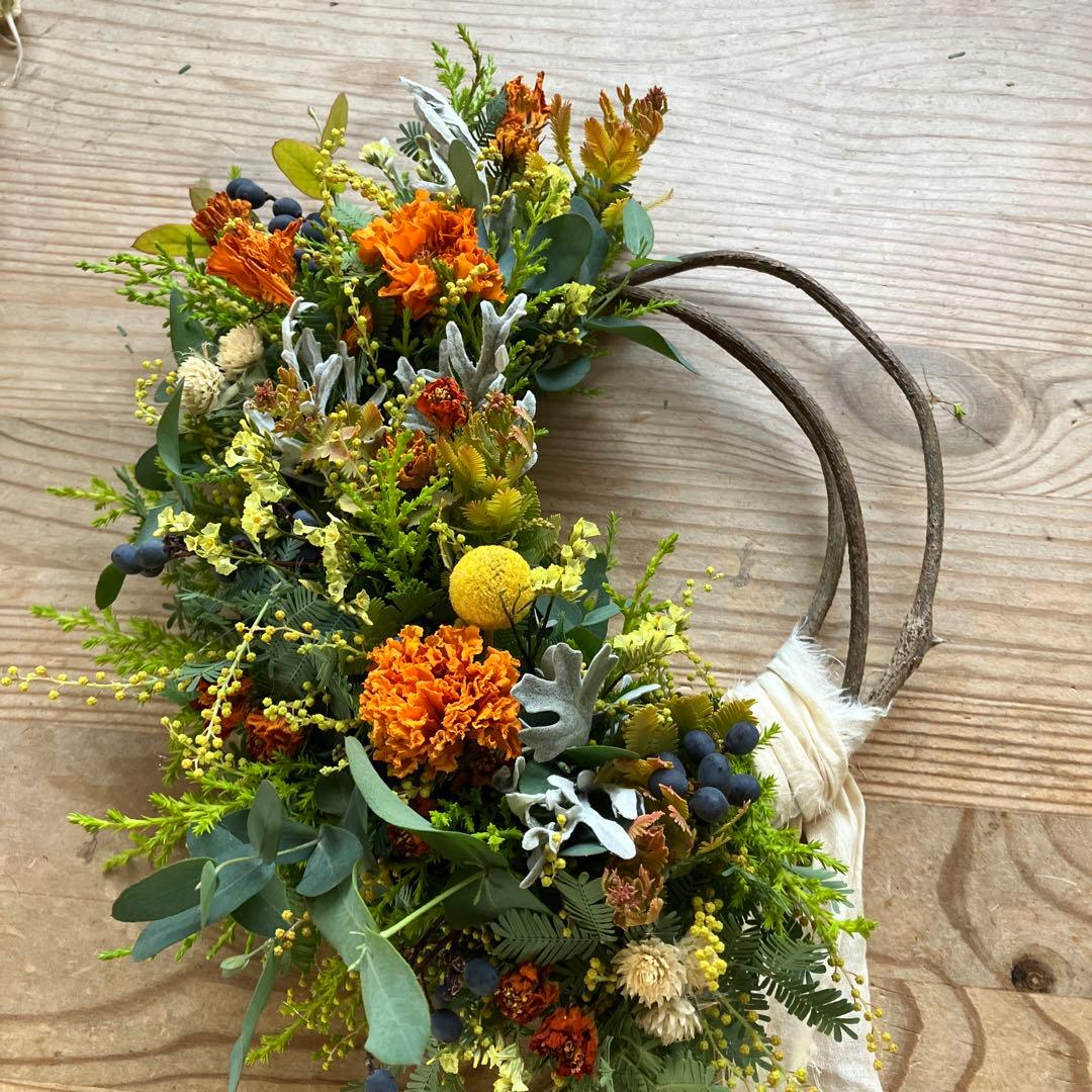 オーレアミモザの蕾とイエローのハーフリース　春待ち　マリーゴールド