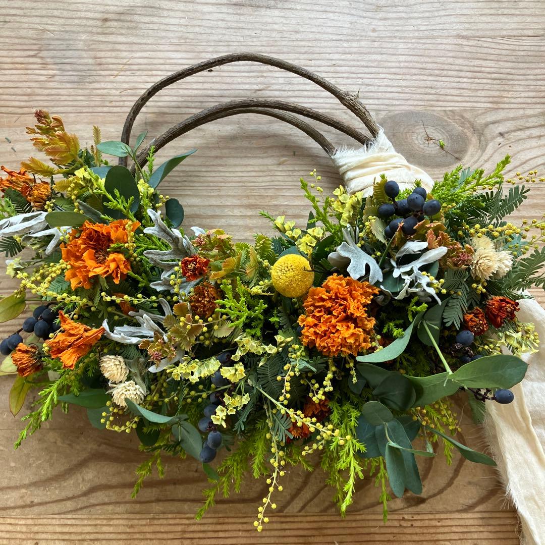 オーレアミモザの蕾とイエローのハーフリース　春待ち　マリーゴールド