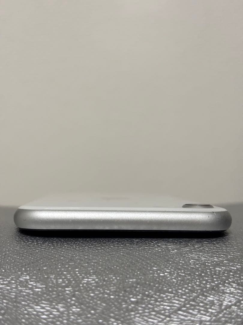 iPhone SE (第2世代) 64GB ホワイト バッテリー最大容量77%