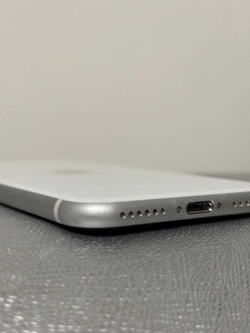 iPhone SE (第2世代) 64GB ホワイト バッテリー最大容量77%