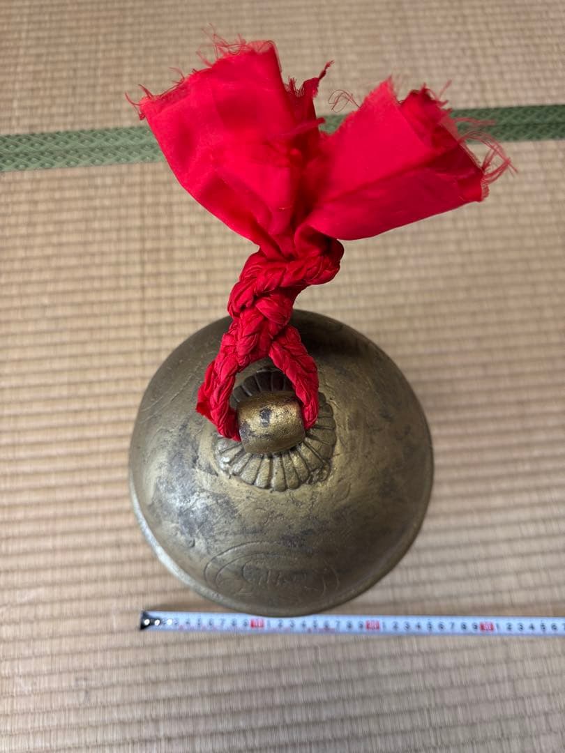 徳川家の金属製鐘型置物 赤い紐付き 約23cm