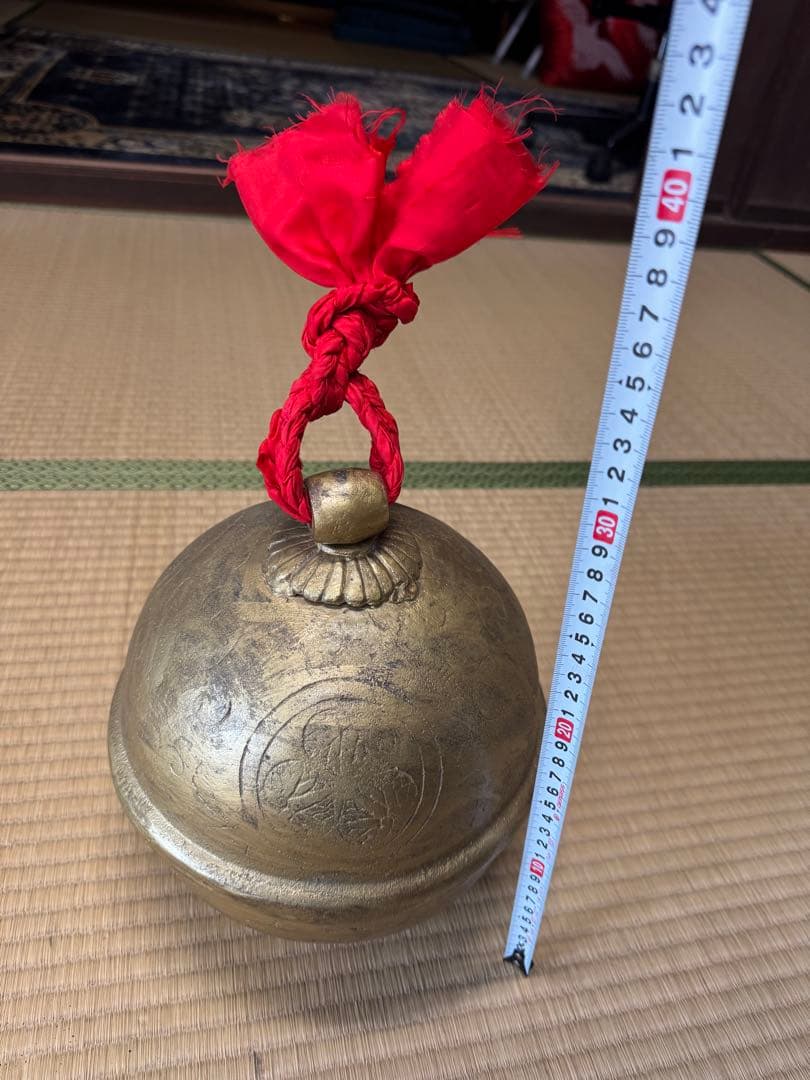 徳川家の金属製鐘型置物 赤い紐付き 約23cm