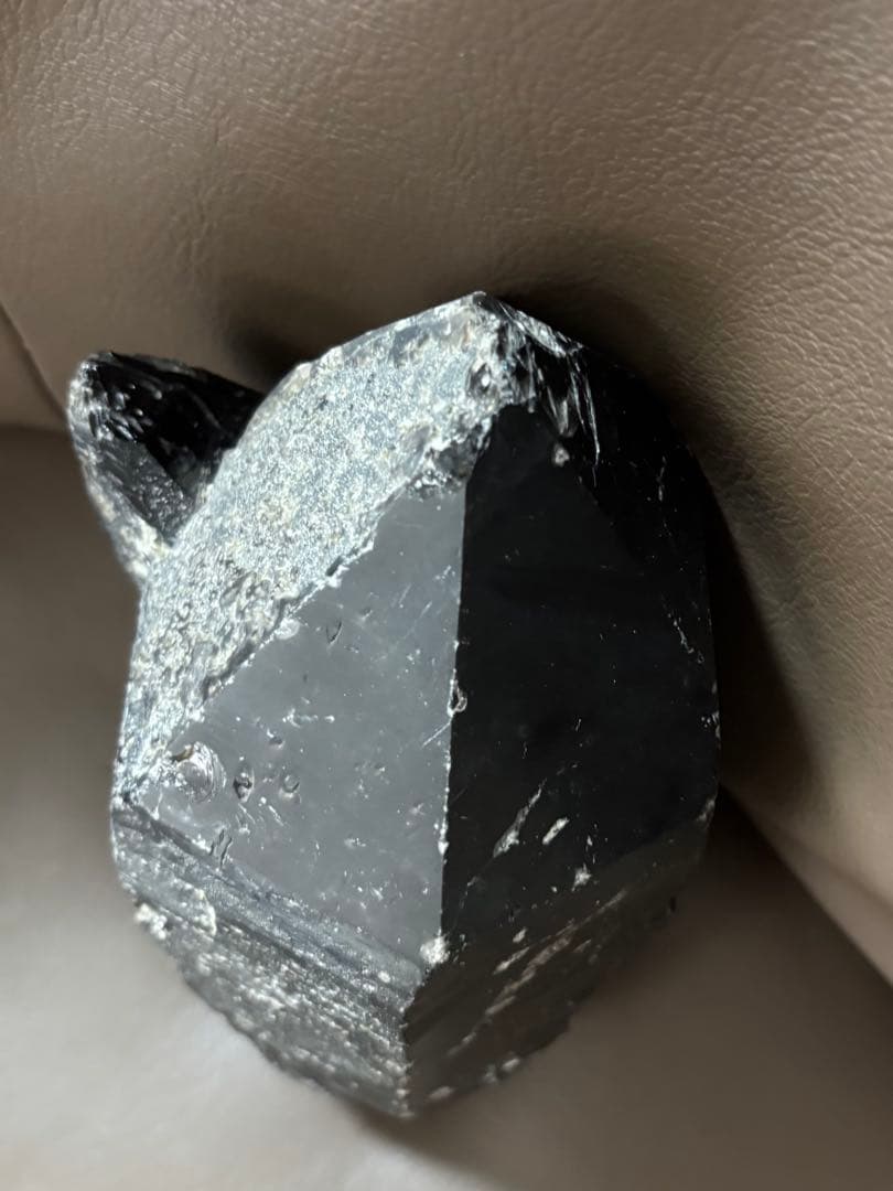 黒水晶　モリオン　原石　木製スタンド付き　2.3kg 特大結晶　パワーストーン