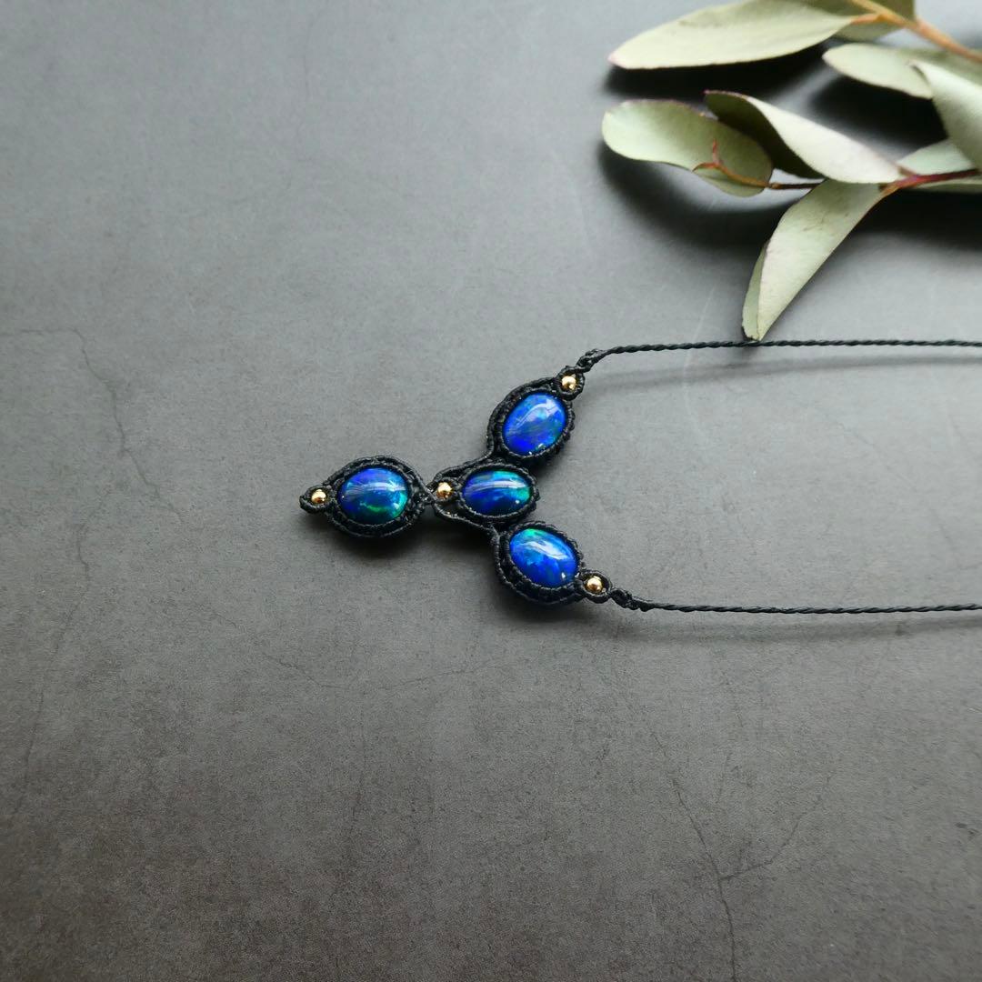 宝石質ブラックオパールのマクラメネックレス