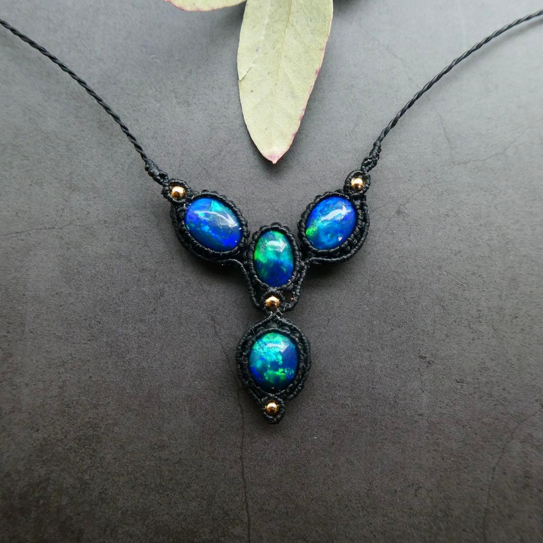 宝石質ブラックオパールのマクラメネックレス