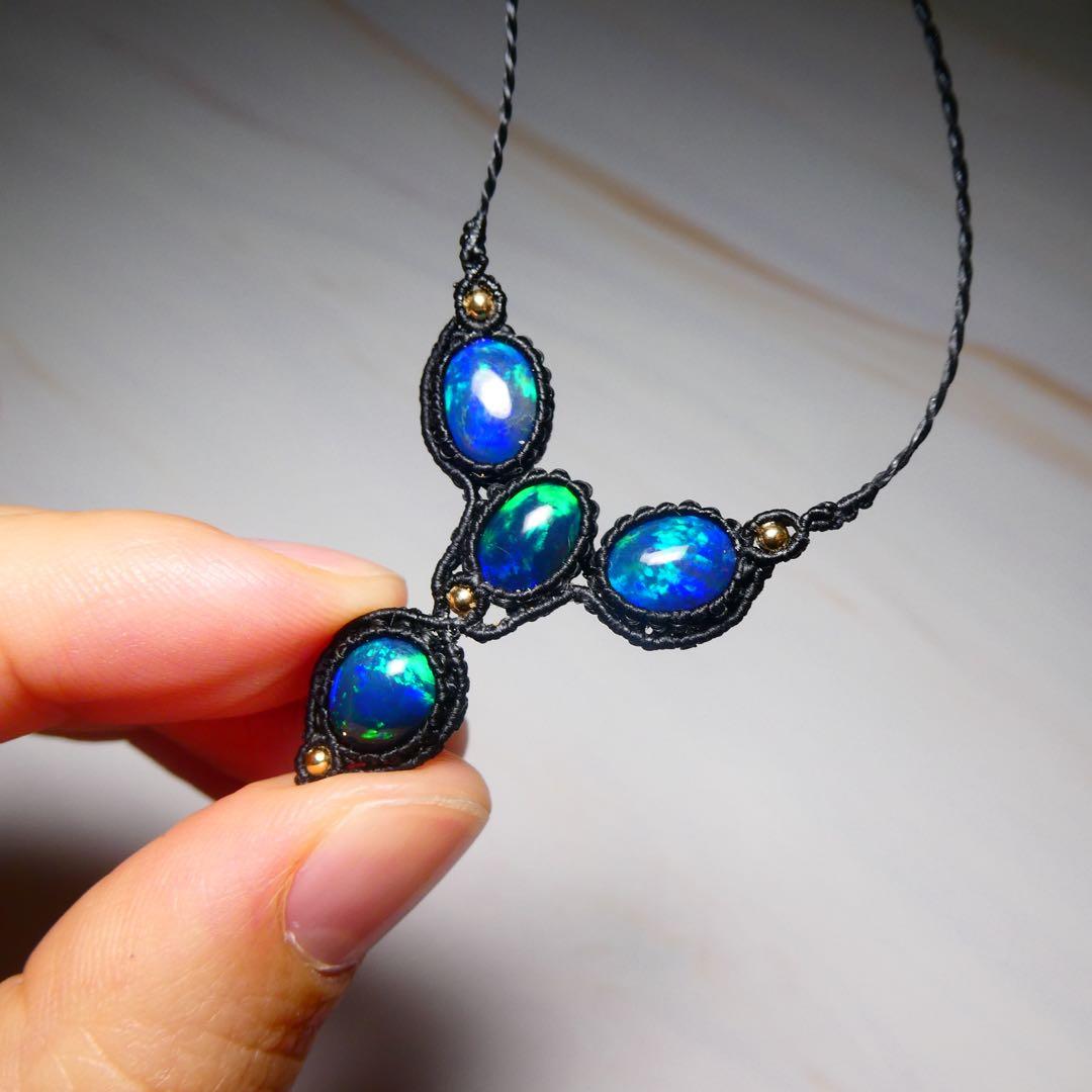 宝石質ブラックオパールのマクラメネックレス