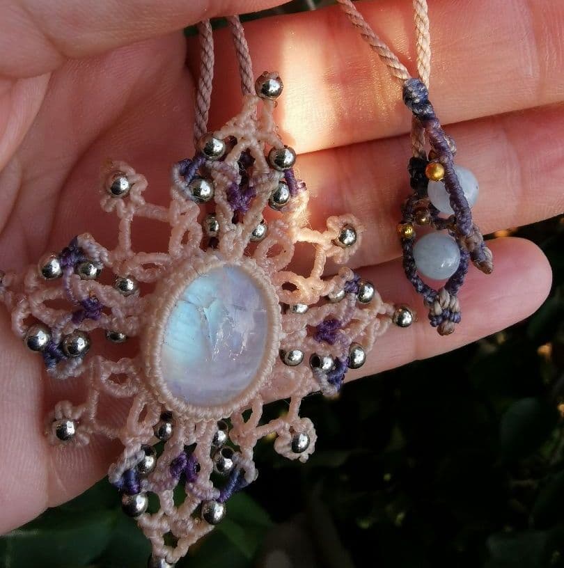 レインボームーンストーンの曼荼羅マクラメネックレス