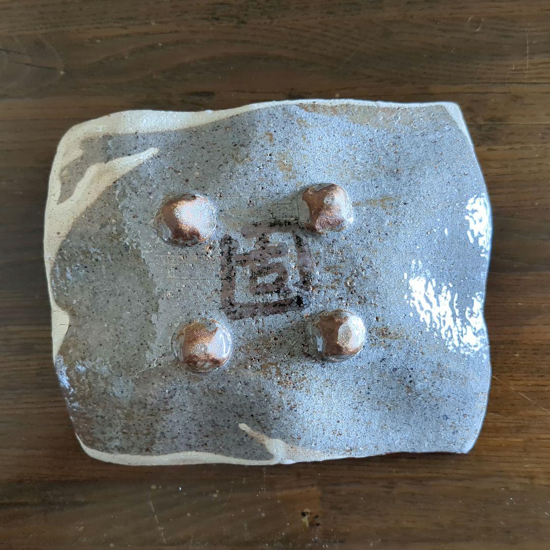 手描きの葡萄模様4つ脚付き陶器2枚