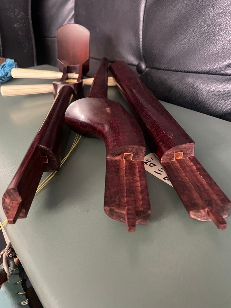 三味線 紅木子持綾杉金細 二枚溝極上天然素材 バチケース付き　糸巻バチ天然素材