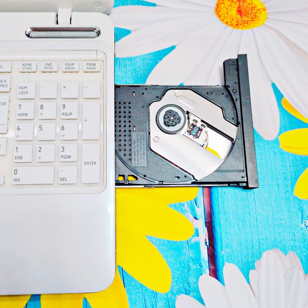 美品✨たっぷり大容量✨Windows11✨真っ白のノートパソコン✨設定済