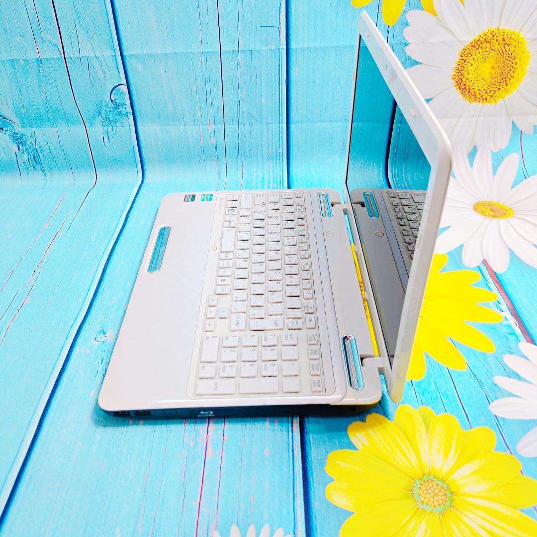 美品✨たっぷり大容量✨Windows11✨真っ白のノートパソコン✨設定済