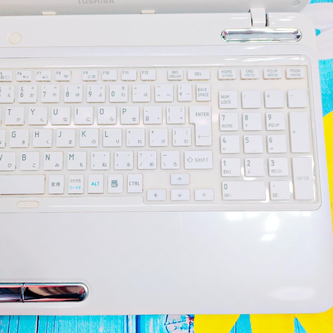 美品✨たっぷり大容量✨Windows11✨真っ白のノートパソコン✨設定済