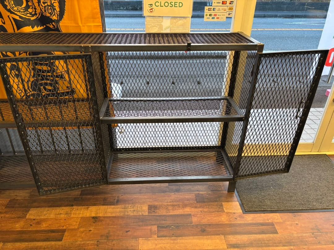 ​一点物 ハンドメイド アイアンラック インダストリアル 黒皮鉄 扉付きシェルフ