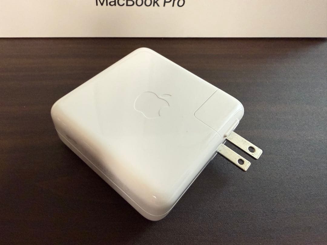 M1 MacBookPro 13.3 16GB 1TB USキー 中古 オマケ付