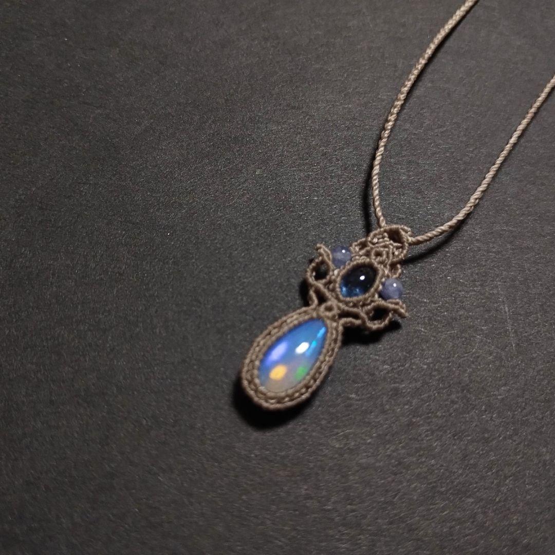 【あさ】オパール&サファイヤのマクラメ編みネックレス　ペンダント　天然石