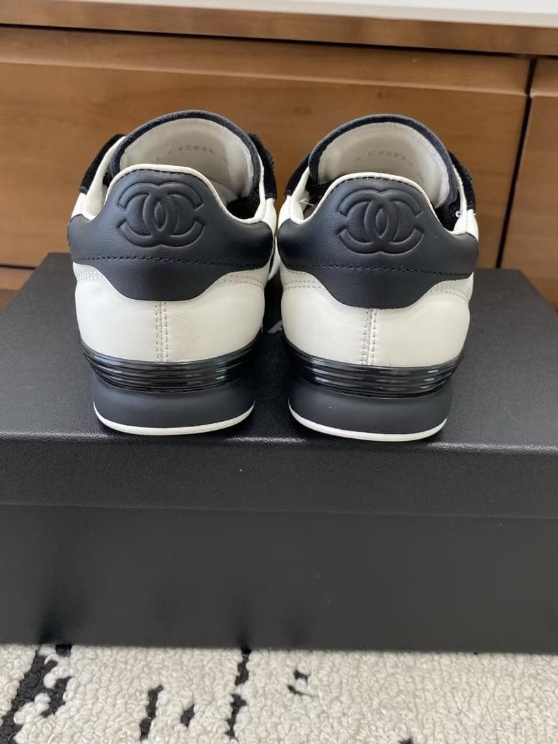 26S CHANEL ダブル C ロゴ キルティング スニーカー 白黒レディース