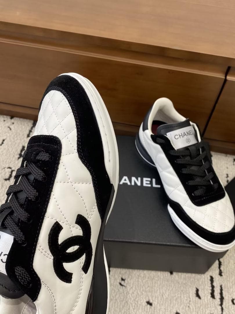 26S CHANEL ダブル C ロゴ キルティング スニーカー 白黒レディース