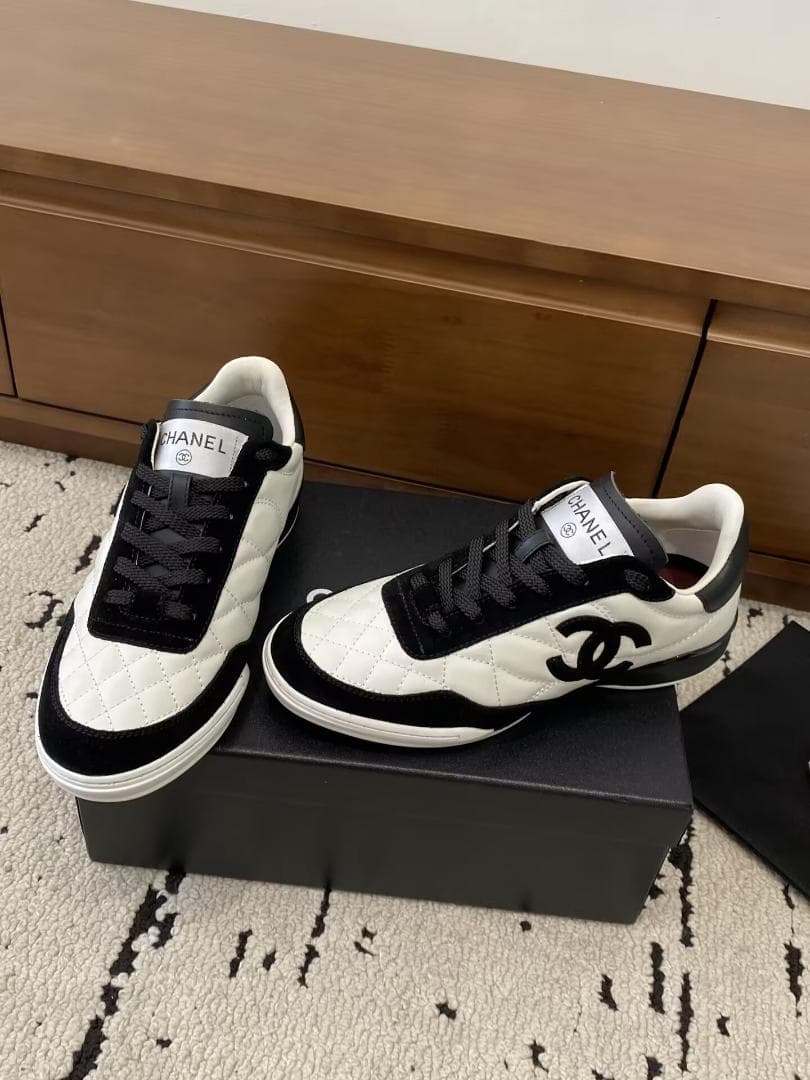 26S CHANEL ダブル C ロゴ キルティング スニーカー 白黒レディース