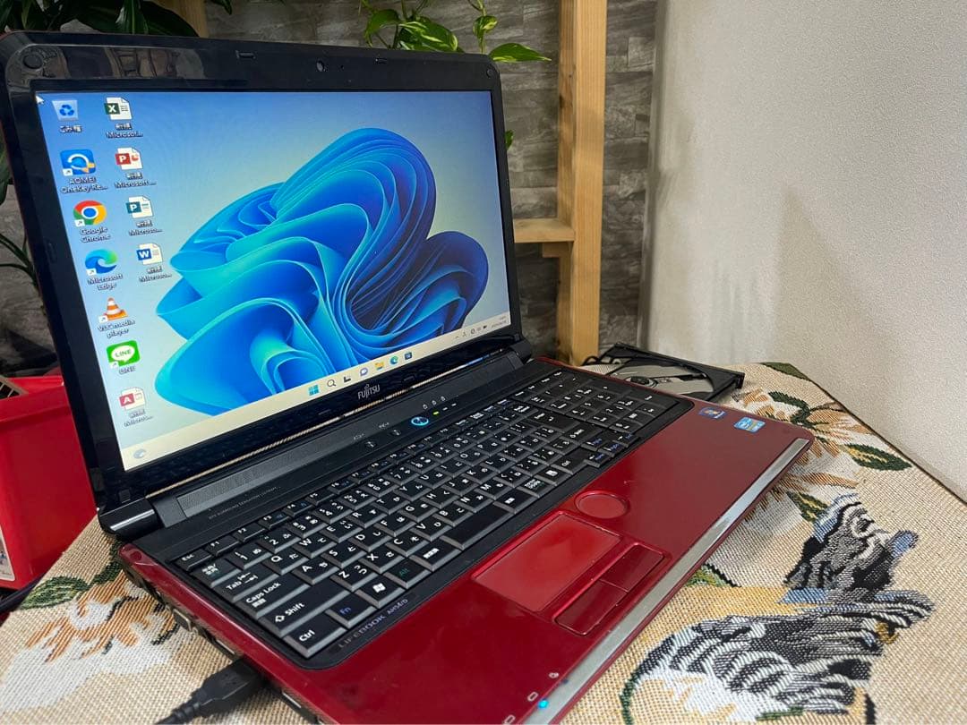 すぐ使える初心者向ノートパソコン　ネットも事務も　カメラ