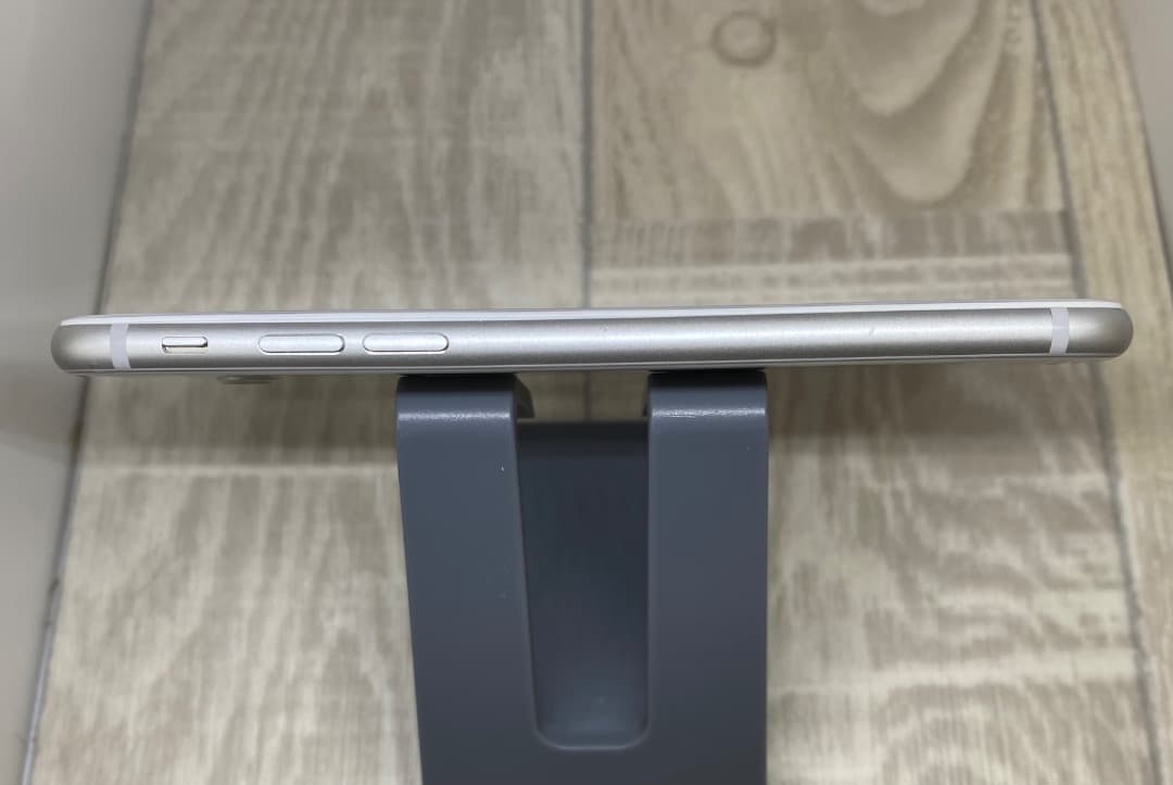 iPhone8 シルバー 64GB 新品バッテリー